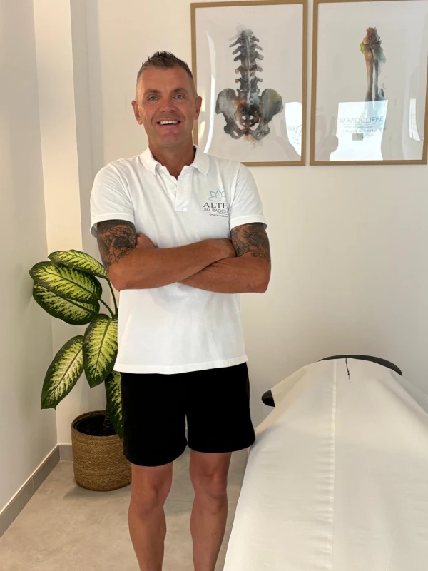 Imagen de un terapeuta de masaje deportivo profesional